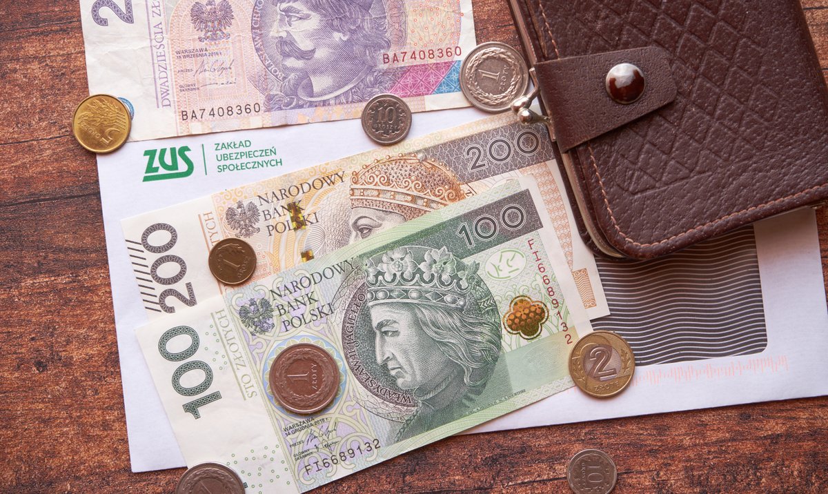 Dziedziczenie emerytury po zmarłym małżonku z ZUS. Komu przysługuje i ile wynosi renta rodzinna