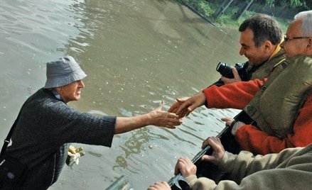 Dyrektor Caritas Polska podczas ewakuacji mieszkańców zalanych wsi