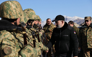 Premier Nikol Paszynian (na zdjęciu wśród ormiańskich żołnierzy) liczy na zakończenie konfliktu z Az