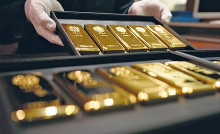 Notowania złota rosły o nieco ponad 1 proc., schodząc pod koniec tygodnia do 1990 dolarów za uncję, 