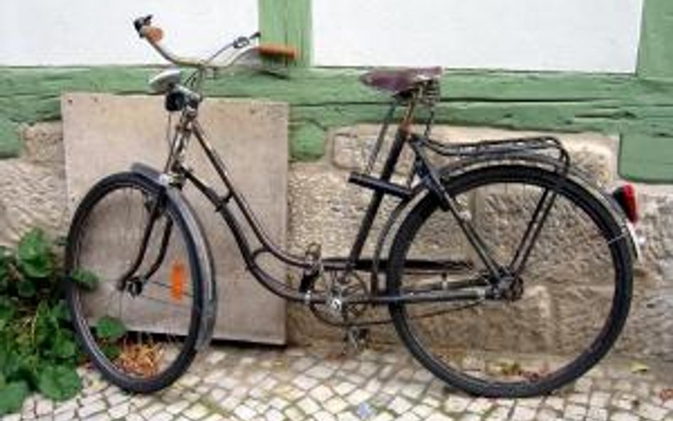 Na przejściu trzeba zejść z roweru