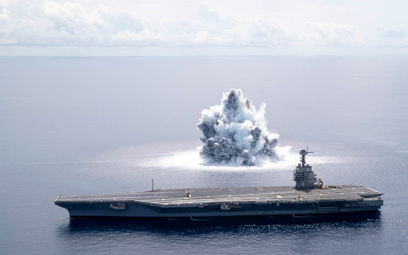 Lotniskowiec USS Gerald R. Ford podczas testów odporności na wybuchy podwodne w lipcu tego roku.