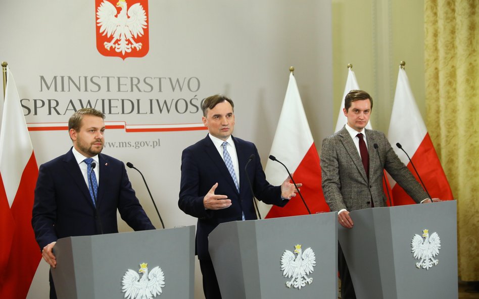 Minister sprawiedliwości, prokurator generalny Zbigniew Ziobro (C), wiceminister klimatu i środowisk