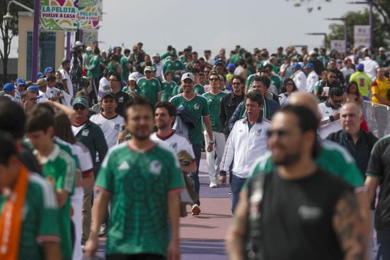 Kibice reprezentacji Meksyku zmierzają na Estadio Azteca