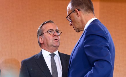 MInister obrony Niemiec Boris Pistorius (z lewej) i kanclerz Friedrich Merz