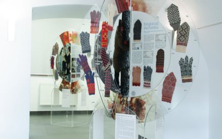 Wystawa „Kolory zimy: rękawiczki z Estonii”.
