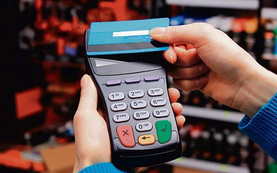 Zbliżamy kartę do czytnika i już zapłacone