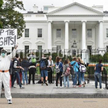 Demonstrant w Waszyngtonie żąda zawieszenia lotów z Afryki