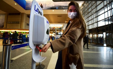Płyn odkażający jest dostępny dla pasażerów na lotnisku w Los Angeles