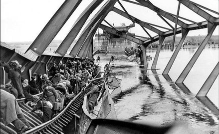 Uciekinierzy przed Armią Czerwoną na zniszczonym moście na Łabie, 1945 r.