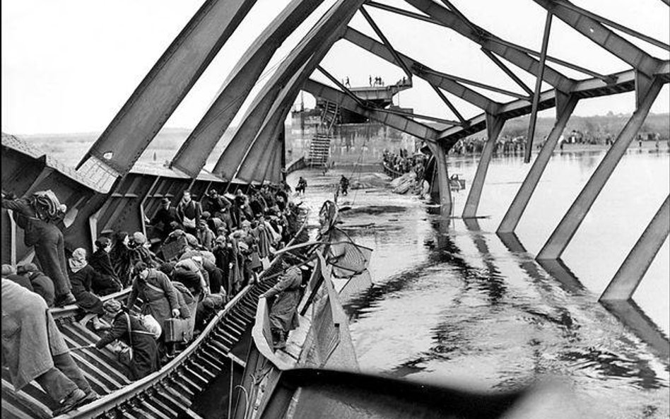 Uciekinierzy przed Armią Czerwoną na zniszczonym moście na Łabie, 1945 r.