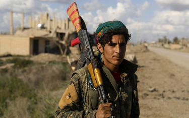 Bojownik SDF - kurdyjskich sojuszników USA w Syrii