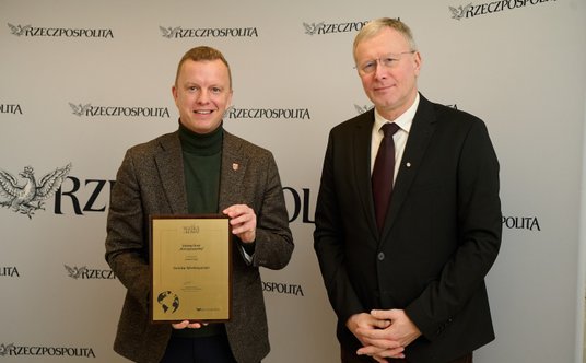 Zastępca prezydenta miasta Ostrowa Wielkopolskiego - Mikołaj Kostka odbiera nagrodę w kategorii Sa