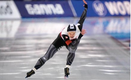 Andżelika Wójcik jedzie po pierwsze miejsce w wyścigu na 500 m podczas zawodów Pucharu Świata w Salt