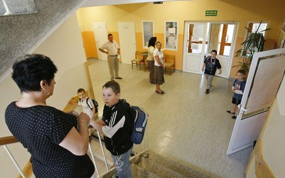 Zasiłki pomiędzy chorych pedagogów rozdziela tylko organ prowadzący