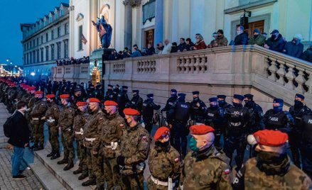 Żandarmeria przed kościołem św. Krzyża w Warszawie, 30 października