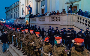 Żandarmeria przed kościołem św. Krzyża w Warszawie, 30 października