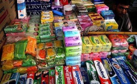 Podrabiane kosmetyki na rynku w Karaczi