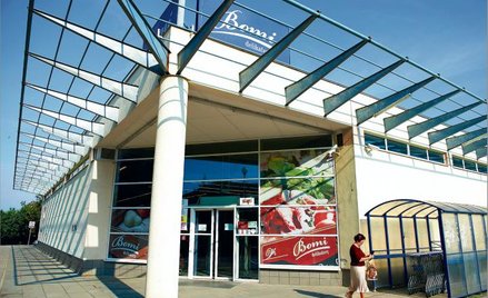 W chwili debiutu na GPW w połowie 2007 r. Bomi miało 21 sklepów. Na koniec 2010 r. było ich 69. Obec