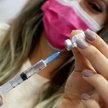 Koronawirus. Czy po szczepieniu na COVID można brać środki przeciwbólowe?