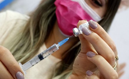 Koronawirus. Czy po szczepieniu na COVID można brać środki przeciwbólowe?