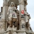 Fonatanna na Placu Jakobinów w Lyonie, zdewastowana podczas demonstracji przeciwko wysokim kosztom u