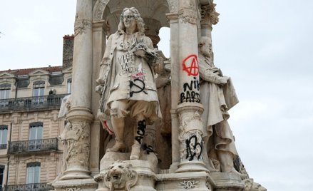 Fonatanna na Placu Jakobinów w Lyonie, zdewastowana podczas demonstracji przeciwko wysokim kosztom u