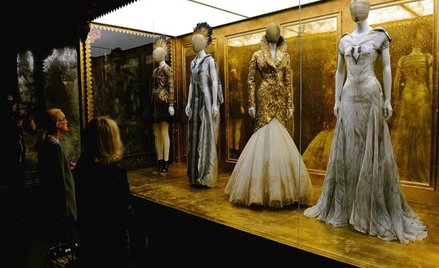 Kreacje Alexandra McQueena w Metropolitan Museum of Art obejrzała rekordowa liczba widzów – ponad 65