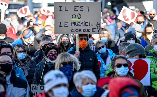 "Protestanci domagający się otwarcia ośrodka narciarskiego w Bourg-Saint-Maurice, 2 grudnia 2020"
