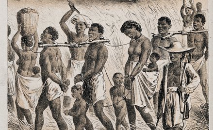 Litografia z ok. 1880 r. przedstawiająca grupę afrykańskich mężczyzn, kobiet i dzieci schwytanych i 