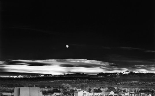 Oryginalne zdjęcie „Moonrise, Hernandez, New Mexico” Ansela Adamsa z 1941 roku.
