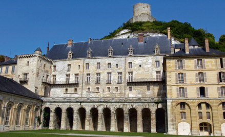 Château de La Roche-Guyon – zamek i twierdza – w czasie II wojny światowej stanowił siedzibę marszał