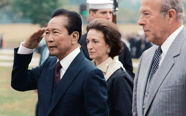 Ferdinand Marcos pozostawał w dobrych stosunkach ze Stanami Zjednoczonymi (na zdjęciu towarzyszy mu 