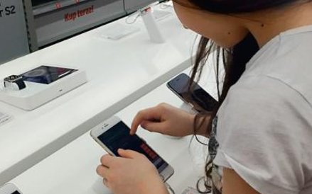 Smartfon to obiekt pożądania wielu młodych ludzi. Jest drogi, więc okazja do obdarowania musi być sz