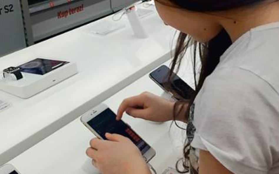 Smartfon to obiekt pożądania wielu młodych ludzi. Jest drogi, więc okazja do obdarowania musi być sz