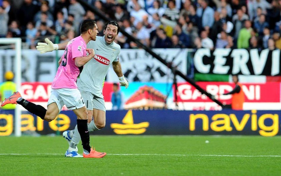 Gianluigi Buffon (z prawej) cieszy się wraz z Marco Borriello