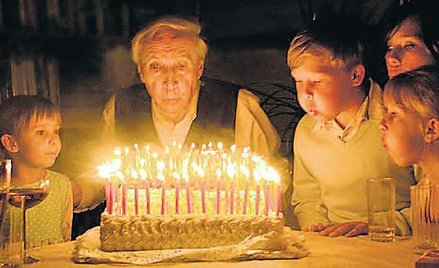 Kafka (Ladislaw Chudzik), były oficer specsłużb, bawi wnuki