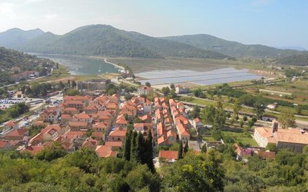 Do miasteczka Ston wpływa się kiszkowatą zatoką