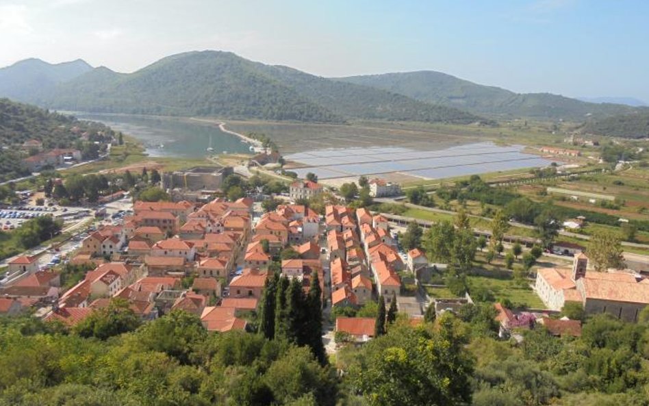 Do miasteczka Ston wpływa się kiszkowatą zatoką