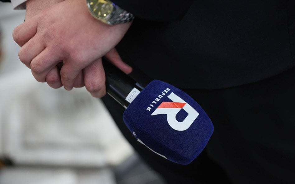 Zegarek na antenie TV Republika, w tle rosyjska rakieta. Jest skarga do KRRiT