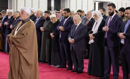 Prezydent Syrii Ahmad asz-Szara wraz z członkami nowego rządu w pałacu prezydenckim w Damaszku