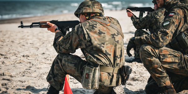 „Rzeczpospolita” ustaliła: Hełmy z czasów PRL ciągle w użytku w polskiej armii