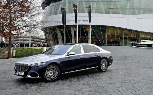 Mercedes-Maybach S580 pod muzeum Mercedesa w Stuttgarcie
