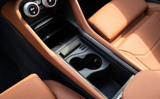 ... otwarte i mieszczą naprawdę dużo. Przedni cupholder jest rozkładany i z dwóch możemy zrobić czte