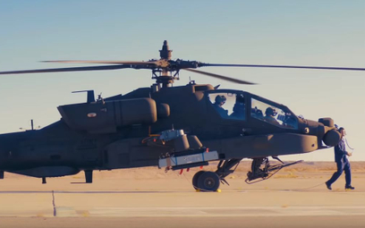 Śmigłowiec bojowy Boeing AH-64E Guardian podczas ubiegłorocznych prób pocisku Spike NLOS na poligoni