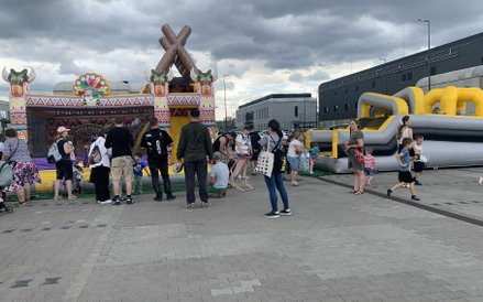 Dmuchańce i strefy zabaw dla dzieci zapewniają rozrywkę najmłodszym uczestnikom mistrzostw
