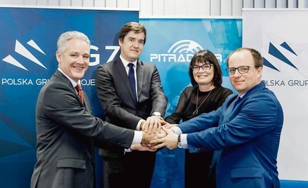 Kontrakt zawarty. Przedstawiciele NATO AGSMA i kierownictwa PGZ oraz PIT-RADWAR po podpisaniu umowy