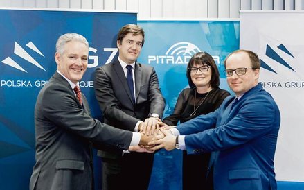 Kontrakt zawarty. Przedstawiciele NATO AGSMA i kierownictwa PGZ oraz PIT-RADWAR po podpisaniu umowy