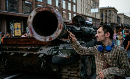 Zniszczony rosyjski czołg na wystawie prezentowanej w centrum Kijowa