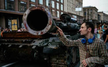 Zniszczony rosyjski czołg na wystawie prezentowanej w centrum Kijowa